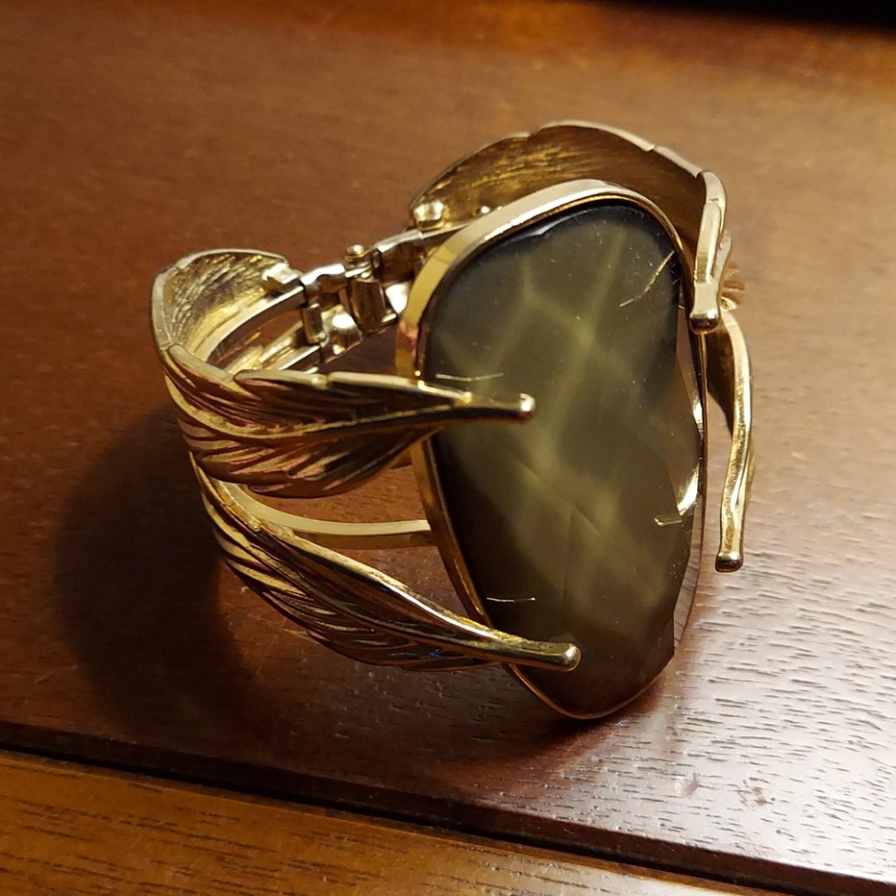 Vintage Jewel stoned cuff! Gold toned Bracelet